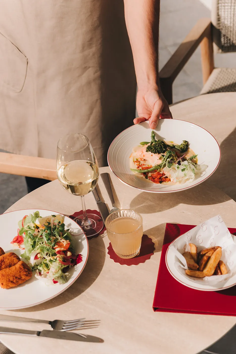 Gerecht geserveerd op het terras van Bistro Bicyclette