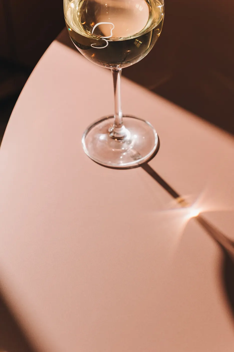 Glas witte wijn in Bistro Bicyclette