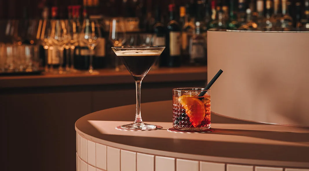 Cocktails aan de bar van Bistro Bicyclette